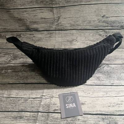 schwarze Moonbag aus plüschigem Breitcord in edlem schwarz-Halfmoonbag-Bananentasche