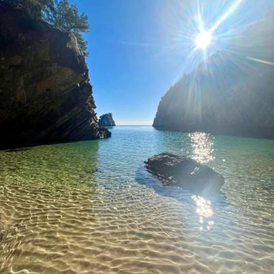 Sonnenlicht in klarer Felsbucht – mediterrane Küstenfotografie als digitaler Download