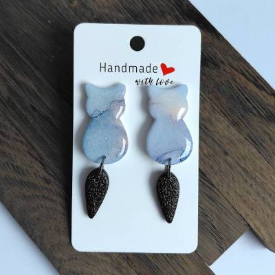 Katzenanhänger lang – Handgemachter Schmuck aus PolymerClay und Edelstahl