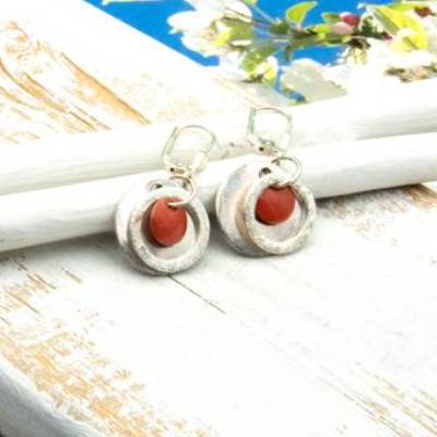 Lässige kleine Ohrhänger aus Emaille & Silber in braun – Geschenkidee für Frauen, Ostern