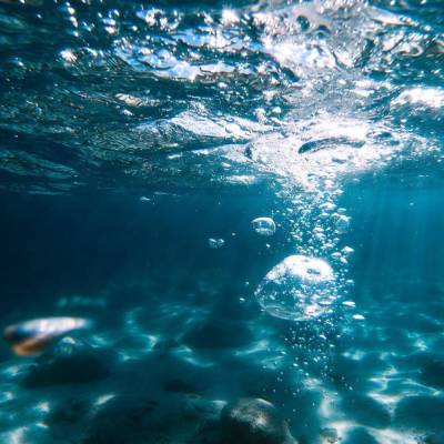 Lichtstrahlen unter der Wasseroberfläche – ruhige KI-Unterwasserkunst als digitaler Download