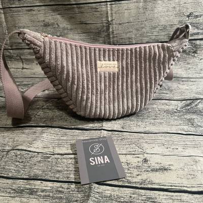 Romantische Moonbag aus plüschigem Breitcord in zartem Altrosa-Halfmoonbag-Bananentasche-Handtasche