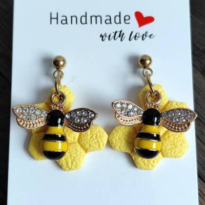 Biene an einer Wabe – Frühlingshafte Ohrringe aus 18k Edelstahl