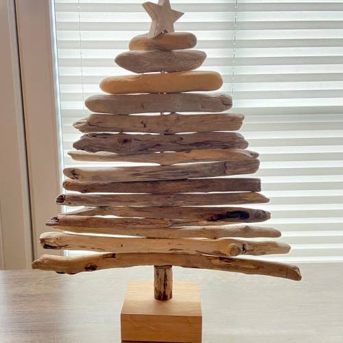 Weihnachtsbaum aus Treibholz mit unbehandeltem Holzsockel und Sternspitze – Naturdeko Unikat