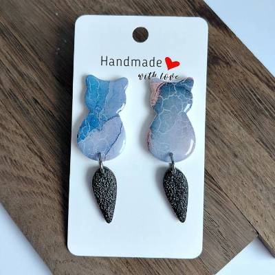 Katzenanhänger lang – Handgemachter Schmuck aus PolymerClay und Edelstahl