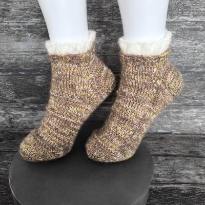 „Milch & Honig“ – romantische handgestrickte Rüschensocken (Größe 38/39)