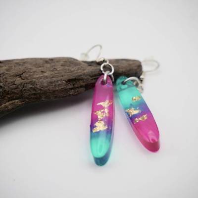 Handgemachte Epoxidharz-Ohrringe mit Goldflocken – grün-pink, Geschenkidee für Frauen