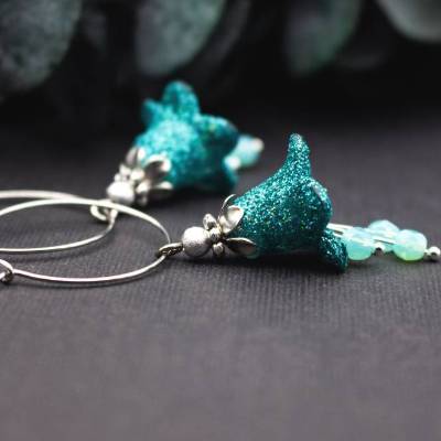 Creolen Ohrringe Türkis Silber mit Glitzer Anhänger – blütenförmige Ohrringe im Vintage Stil