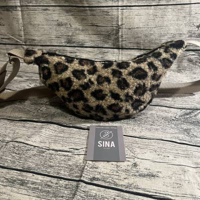 Leo-Moonbag aus weichem Boucle braun-beige-schwarz-Halfmoonbag-Bananentasche-Handtasche