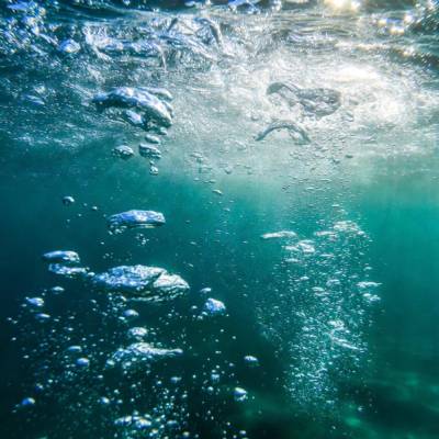 Aufsteigende Blasen zur Wasseroberfläche – dynamische KI-Unterwasserkunst als digitaler Download