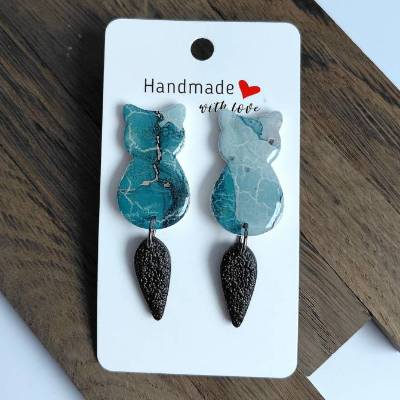 Katzenanhänger lang – Handgemachter Schmuck aus PolymerClay und Edelstahl