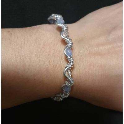 Handgefertigter Armreif aus Aluminium & Messingdraht mit Aquamarin& Bergkristall – Drahtschmuck Unikat