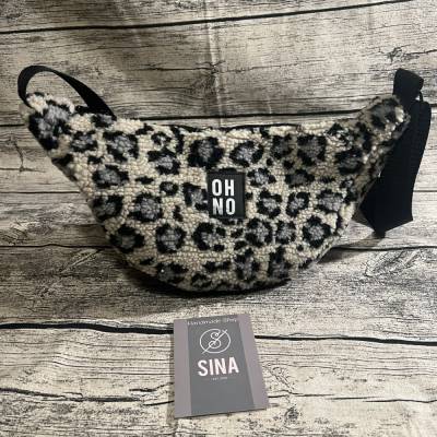 Leo-Moonbag aus weichem Teddyplüsch beige-grau-schwarz-Halfmoonbag-Bananentasche-Handtasche