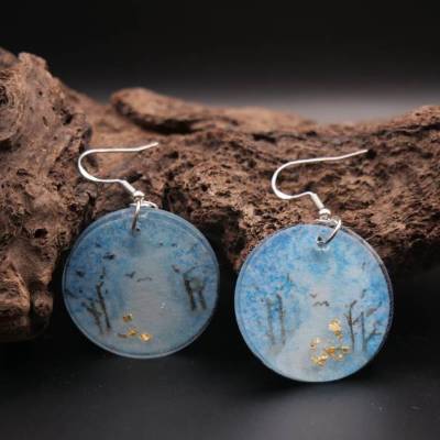 Handgemalte Aquarell-Ohrringe „Winterwald“ aus Gießharz – Geschenkidee für Frauen