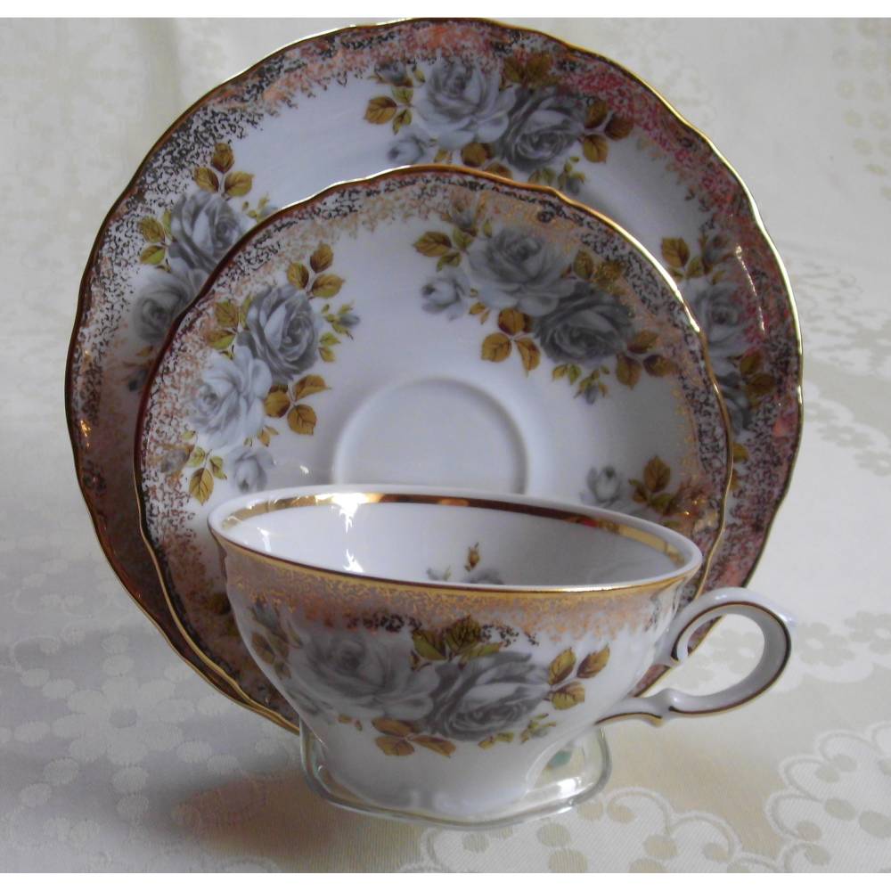 Vintage sehr schöne Sammeltasse aus weißem Porzellan mit Blumenmuster, Goldrand und viel Golddekor