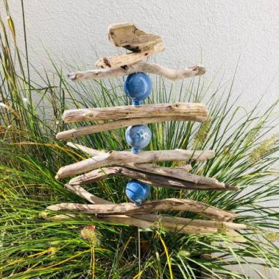 Gartendeko aus Treibholz mit blauen Tonkugeln – Handgefertigte Gartenstecker Unikate
