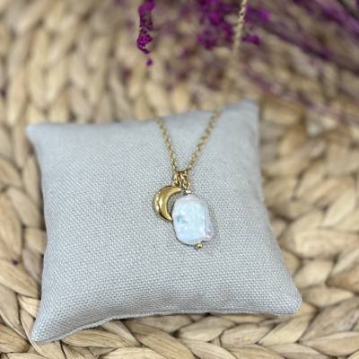 „Moonlight“ - Goldfarbene Edelstahl-Halskette mit Süßwasserperle und Mond