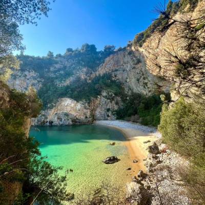 Versteckte Felsbucht mit türkisfarbenem Wasser – exklusive Küstenfotografie als digitaler Download