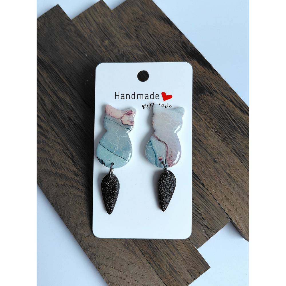 Katzenanhänger lang – Handgemachter Schmuck aus PolymerClay und Edelstahl Bild 1
