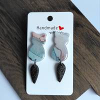 Katzenanhänger lang – Handgemachter Schmuck aus PolymerClay und Edelstahl
