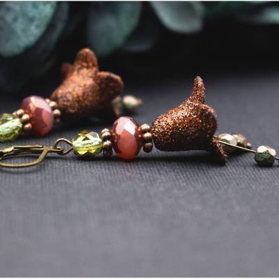 Ohrringe mit Glitzerblüte in Braun, Rosé und Lindgrün – Glasperlen Ohrringe in Antik-Bronze und Kupferrot