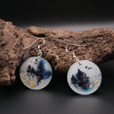 Handgemalte Aquarell-Ohrringe „See im Winter“ aus Gießharz mit Goldflocken – Geschenkidee für Frauen