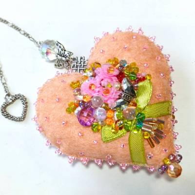 Herz beidseitig bestickt Unikat Blumenstrauß und Schleife – Kinderzimmer Deko in orange pink Handarbeit