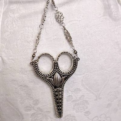 Viktorianische Chatelaine mit scharfer Schere – Praktisches Accessoire zum Anhängen an Gürtel oder Rockbund