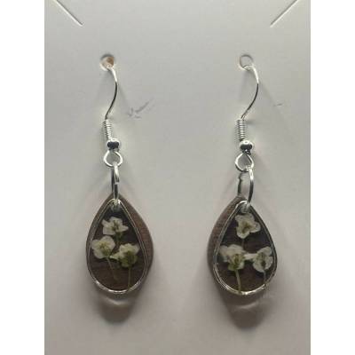 Handgefertigte Holz Resin Ohrringe mit weißen Blüten – Natürliche Eleganz & Unikat