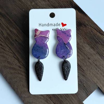 Katzenanhänger lang – Handgemachter Schmuck aus PolymerClay und Edelstahl