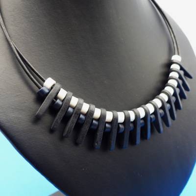 Lederkette, Keramikkette SPIKES, weiß schwarz plus, Collier, Statementkette, Halskette, Handarbeit, Keramikschmuck