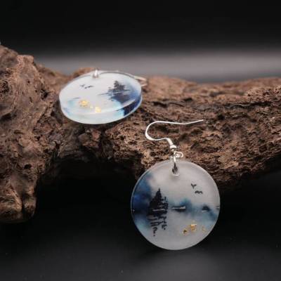 Handgemalte Aquarell-Ohrringe „See im Winter“ aus Gießharz mit Goldflocken – Geschenkidee für Frauen