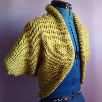 Enid Bolero handgestrickt Hellgrün Größe S – Kuscheliger Seelenwärmer