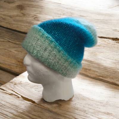 Handgemachte Beanie Mütze Unisex Türkis Farbverlauf – Weiche Acrylwolle, Einzigartig, Warm & Atmungsaktiv