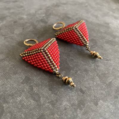 Geometrische Statement-Ohrringe | Rote Dreiecke mit Messing-Akzenten
