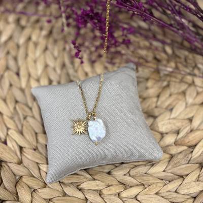 „Sunlight“ - Goldfarbene Edelstahl-Halskette mit Süßwasserperle und Sonne