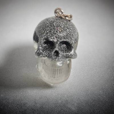 Handgemachter Totenkopf Schlüsselanhänger aus Resin – Unikat Skull Accessoire für Gothic & Rock