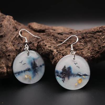 Handgemalte Aquarell-Ohrringe „See im Winter“ aus Gießharz mit Goldflocken – Geschenkidee für Frauen