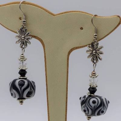 lange Ohrhänger silber mit großer Glasperle in weiß schwarz, Ohrringe Lampwork, Ohrschmuck, Schmuck
