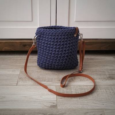 Kleine Häkeltasche mit verstellbarem Kunstledergurt – optional mit Magnetknopf