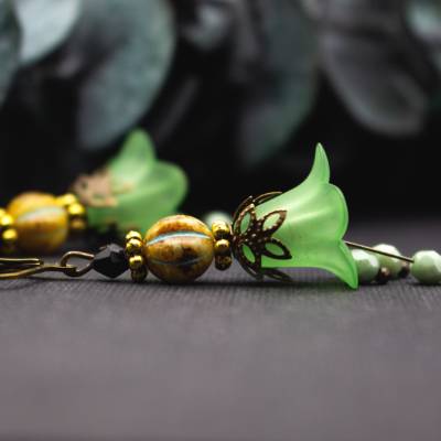 Blütenohrringe in Hellgrün und Ocker – florale Ohrhänger mit Glasperlen, leichter Vintage Look für natürliche Outfits