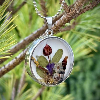 Handgefertigter Epoxidharz Anhänger/Halskette mit echten Pflanzen. Naturschmuck, Waldschmuck