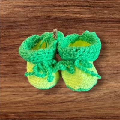 Babyschuhe aus weicher Wolle gehäkelt - 0-3 Monate | grün und gelb | Handgemacht | Neugeborene