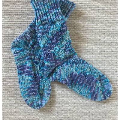 Kindersocken Gr. 24-25 blau-meliert mit Muster Kindersocken handgestrickt mit Bumerangferse