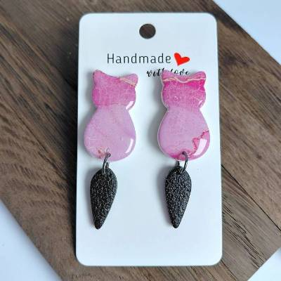 Katzenanhänger lang – Handgemachter Schmuck aus PolymerClay und Edelstahl