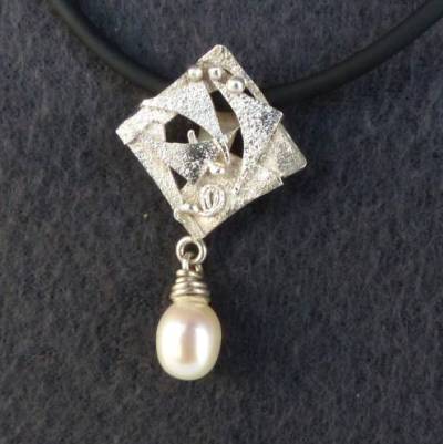 Stilvoller Silberanhänger 925  mit Tropfen-Perle und Kautschukkette handgeschmiedet, Unikat + reizendes Geschenk