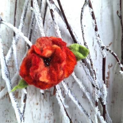 Handgefilzte Filzblume aus Wolle – Brosche rot marmoriert, mit Rocaillesperlen bestickt