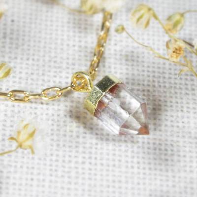 Vergoldete Halskette mit kleinem Bergkristallanhänger in Bleistiftform – Handgemacht aus vergoldetem Messing (2498)