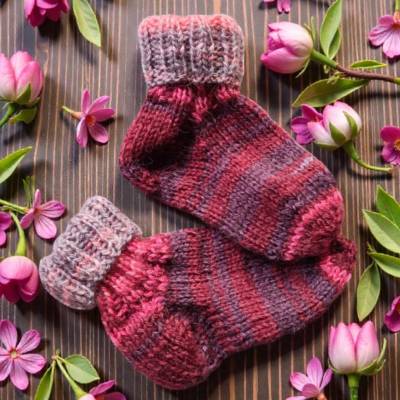 Babysöckchen gestrickt – Handgemachte Socken für Babys Fußlänge 11-14cm