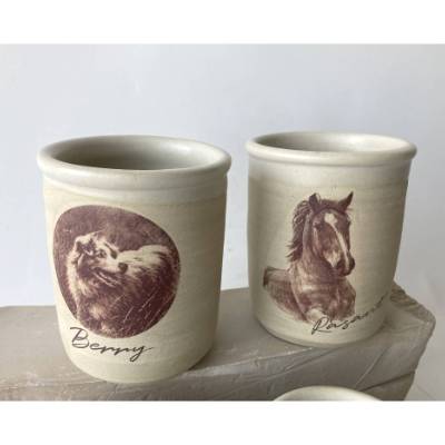 Personalisierter Keramikbecher mit Haustier | Handgemachter Becher in Beige | Haustierporträt als Zeichnung | Geschenk f